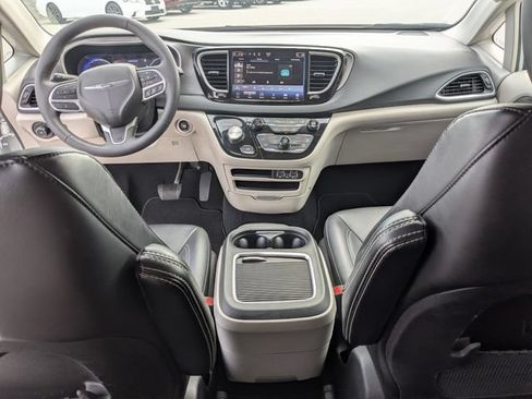 Used 2024 Chrysler Pacifica Touring-L FWD image 21