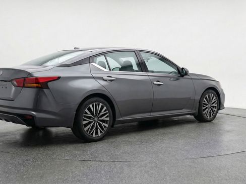 Used 2025 Nissan Altima 2.5 SV image 9