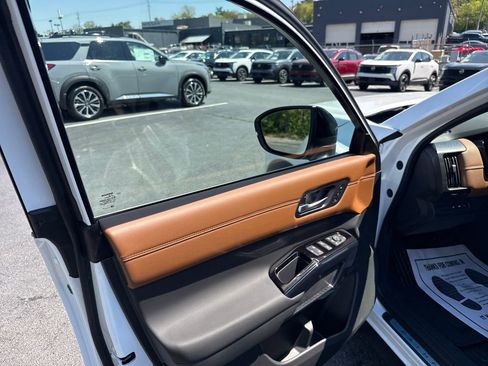New 2026 Nissan Pathfinder Platinum AWD/4WD image 10