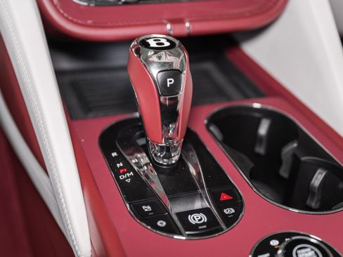 Used 2025 Bentley Bentayga image 46