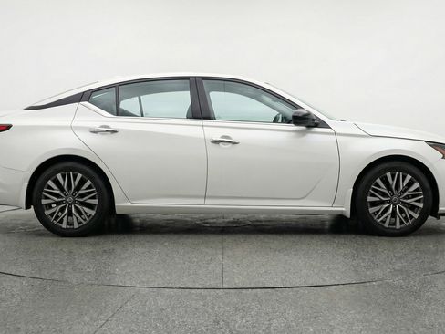Used 2025 Nissan Altima 2.5 SV image 11
