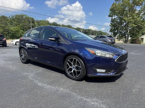 Used 2017 Ford Focus SEL w/ Cold Weather Package FWD image 4