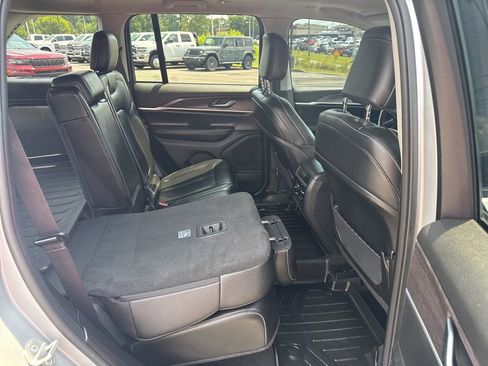 Used 2024 Jeep Grand Cherokee Limited w/ Black Appearance Package image 19