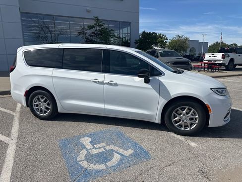 New 2026 Chrysler Pacifica Select image 37