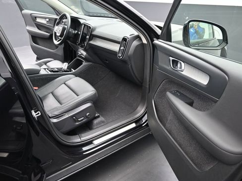 Used 2025 Volvo XC40 B5 Plus image 15