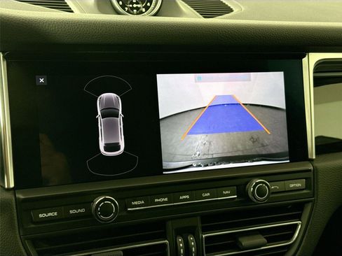 Used 2021 Porsche Macan image 22