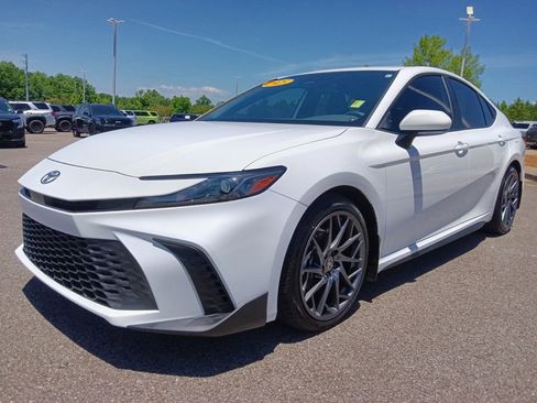 Used 2025 Toyota Camry SE FWD image 8