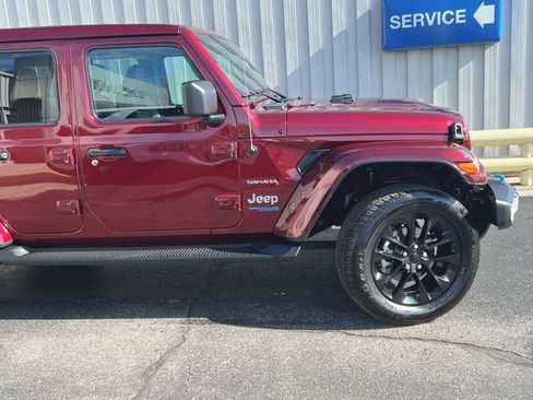 Used 2022 Jeep Wrangler Unlimited Sahara w/ Cold Weather Group AWD/4WD image 16