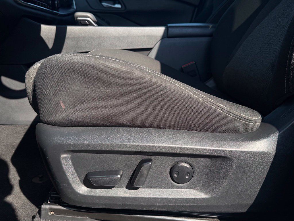 Used 2025 Nissan Rogue SV FWD image 25