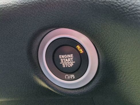 Used 2025 Chrysler Pacifica Select image 31