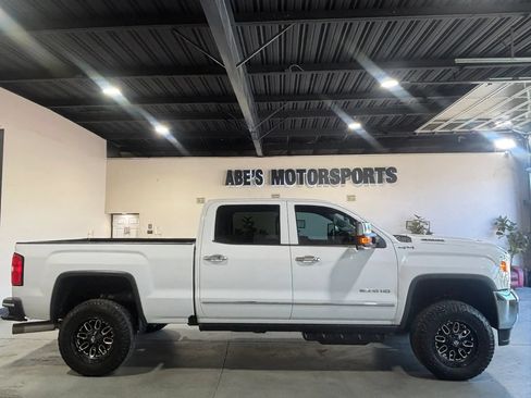 Used 2018 GMC Sierra 2500 SLT w/ Duramax Plus Package AWD/4WD image 3