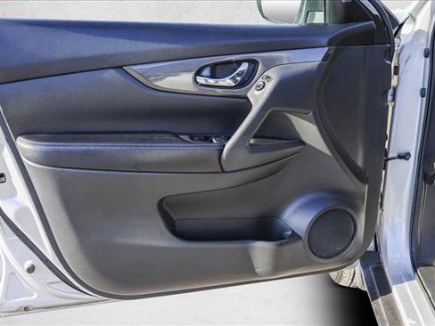 Used 2016 Nissan Rogue SL w/ SL Premium Package image 12