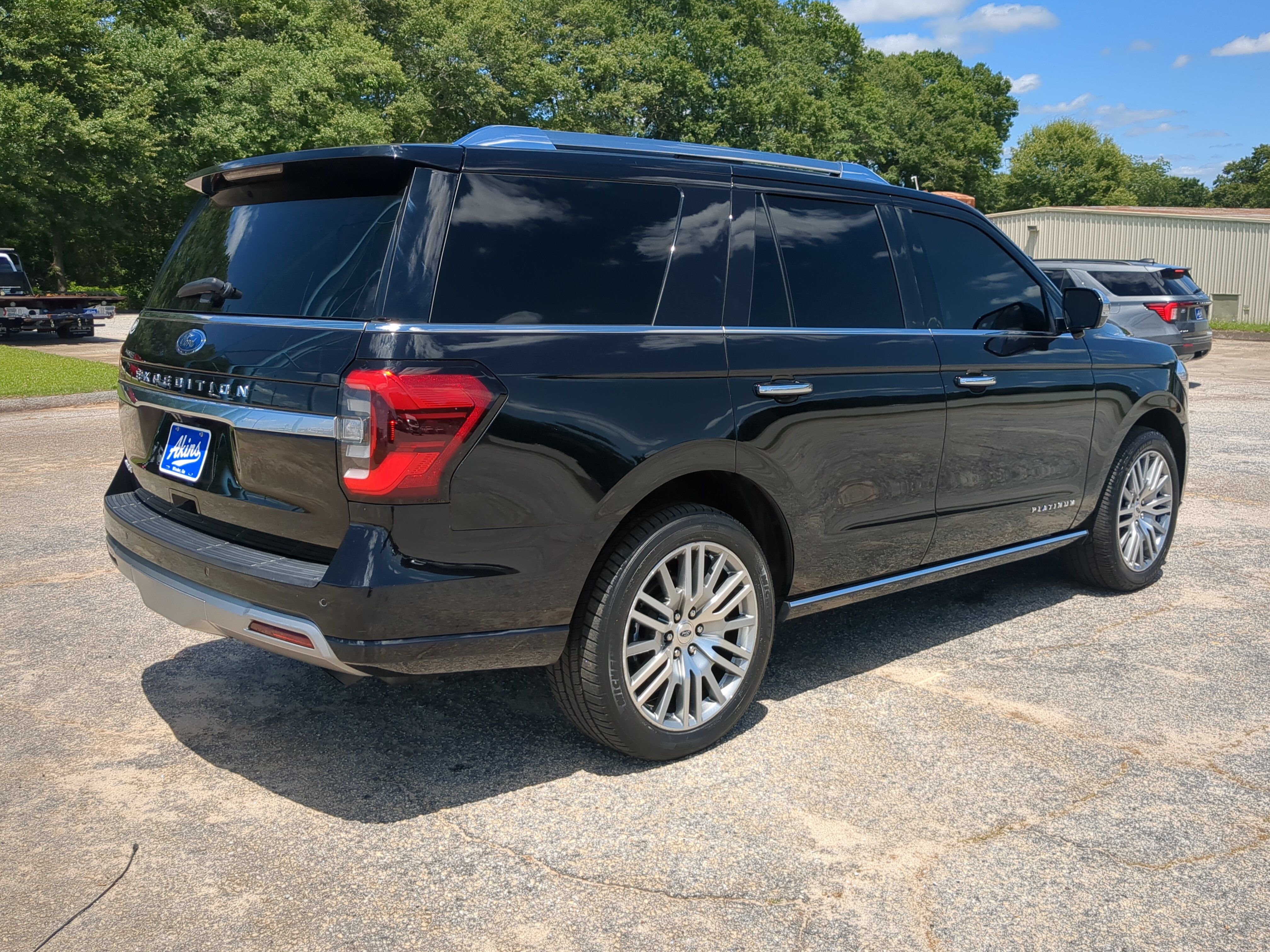Used 2023 Ford Expedition Platinum AWD/4WD image 3