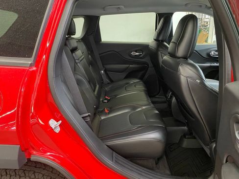 Used 2019 Jeep Cherokee Trailhawk AWD/4WD image 16