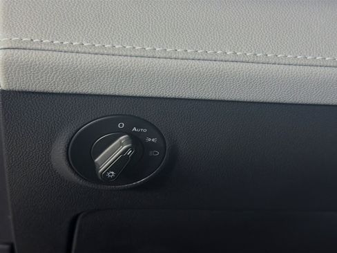 Used 2023 Volkswagen Taos SE w/ Panoramic Sunroof Package FWD image 16