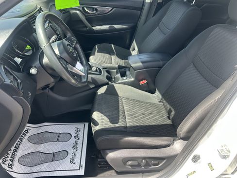 Used 2018 Nissan Rogue SV w/ Premium Package image 12