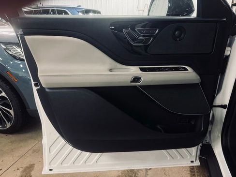 New 2026 Lincoln Aviator AWD image 12