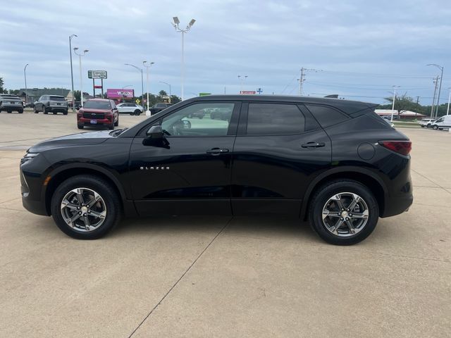 Used 2025 Chevrolet Blazer LT AWD/4WD image 2
