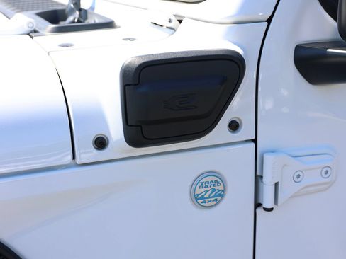 Used 2023 Jeep Wrangler Unlimited Sahara AWD/4WD image 9