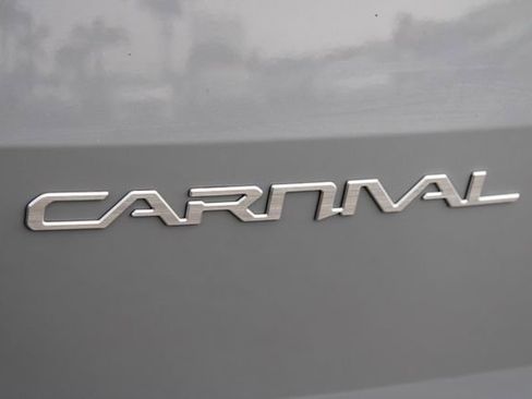 Used 2024 Kia Carnival EX image 7