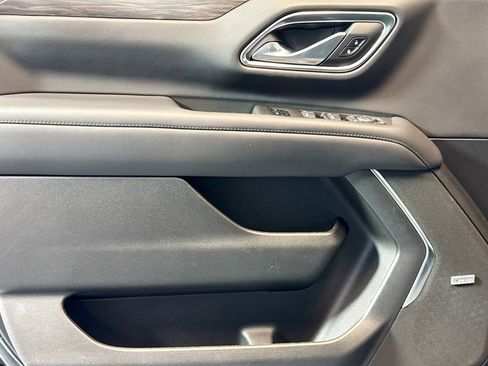 Used 2022 Chevrolet Suburban LT w/ Luxury Package image 17