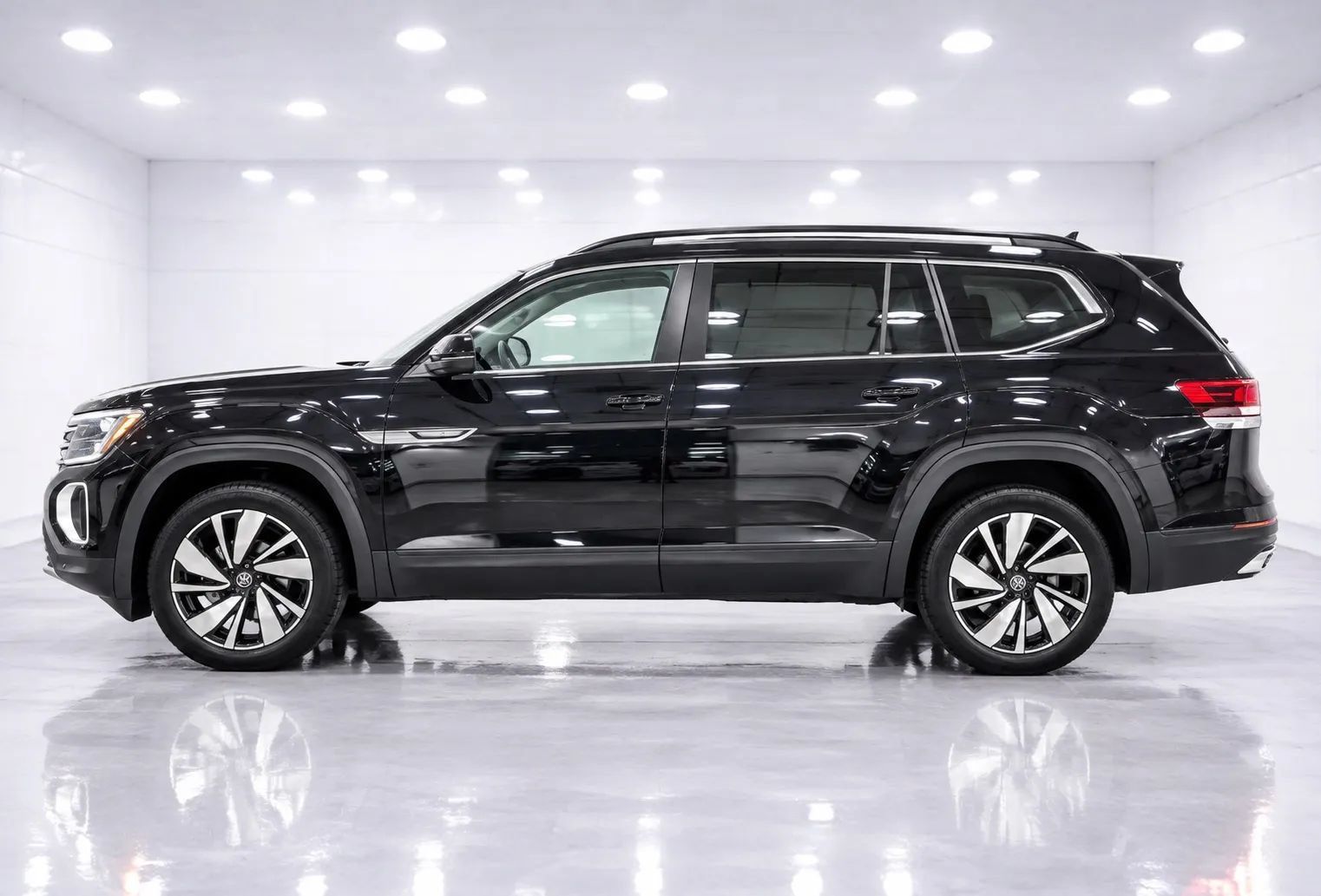 Used 2025 Volkswagen Atlas SE AWD/4WD image 2