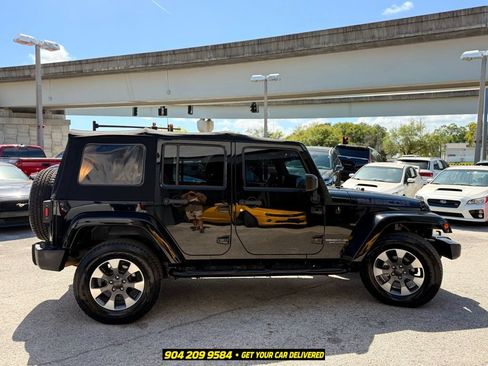 Used 2017 Jeep Wrangler Unlimited Rubicon w/ Connectivity Group AWD/4WD image 11