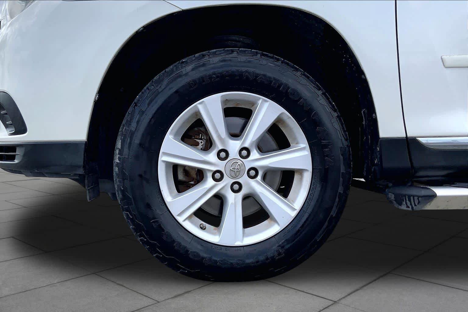 Used 2012 Toyota Highlander FWD image 11