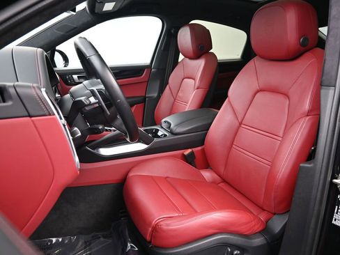 Certified 2022 Porsche Cayenne Turbo image 5