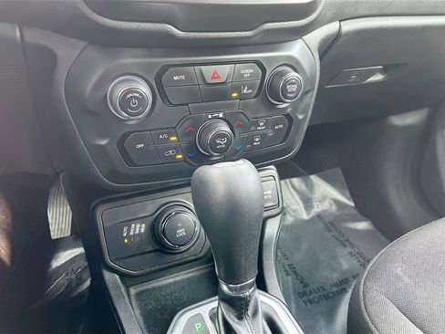 Used 2021 Jeep Renegade Latitude AWD/4WD image 17