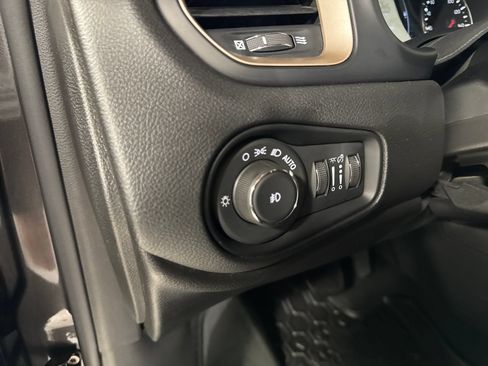 Used 2017 Jeep Renegade Latitude w/ Trailer Tow Group AWD/4WD image 18