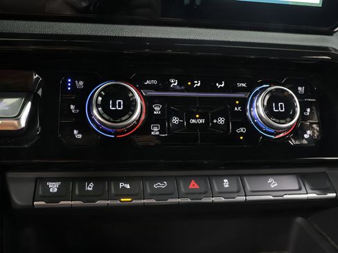 Used 2025 GMC Sierra 2500 AT4 w/ AT4 Premium Plus Package AWD/4WD image 10