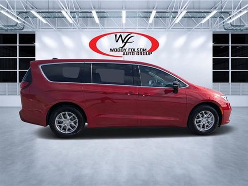 New 2026 Chrysler Pacifica Select image 2