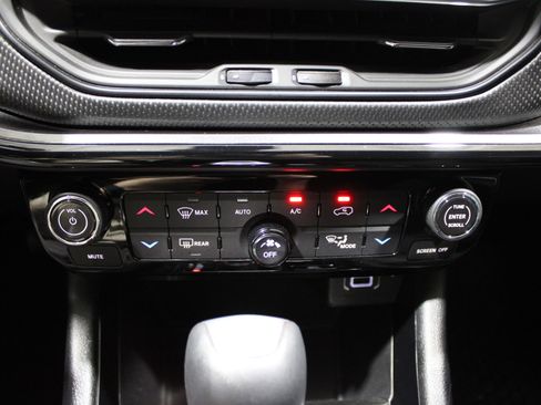 Used 2025 Jeep Compass Latitude w/ Sun & Sound Group image 24