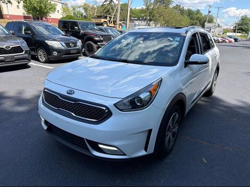 Used 2017 Kia Niro EX FWD image 2