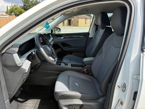Used 2026 Volkswagen Tiguan SE FWD image 24