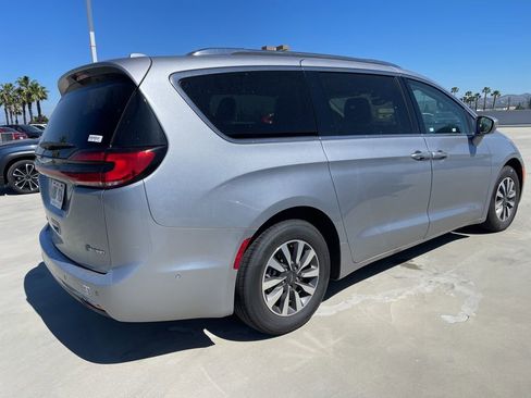 Used 2021 Chrysler Pacifica Touring-L image 4