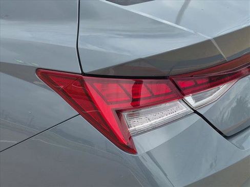Used 2022 Hyundai Elantra SEL w/ Convenience + Premium Package FWD image 17