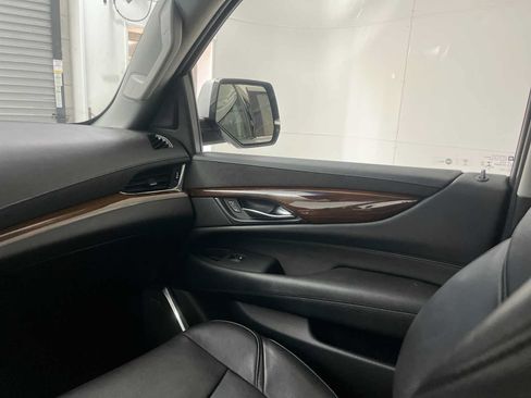 Used 2019 Cadillac Escalade ESV Premium Luxury AWD/4WD image 11