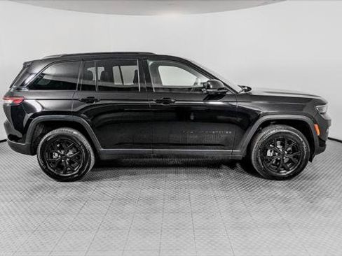 Used 2024 Jeep Grand Cherokee Altitude RWD image 9