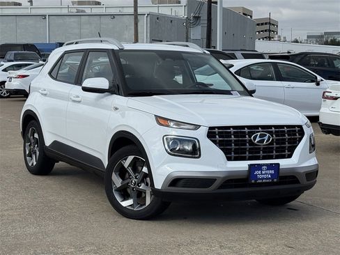 Used 2025 Hyundai Venue SEL image 2