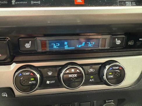 Used 2016 Toyota Tacoma Limited image 24