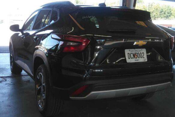 Used 2025 Chevrolet Trax LT FWD image 3