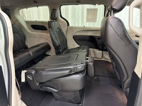 Used 2020 Chrysler Pacifica Limited FWD image 21