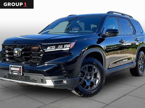 Used 2025 Honda Pilot TrailSport image 1