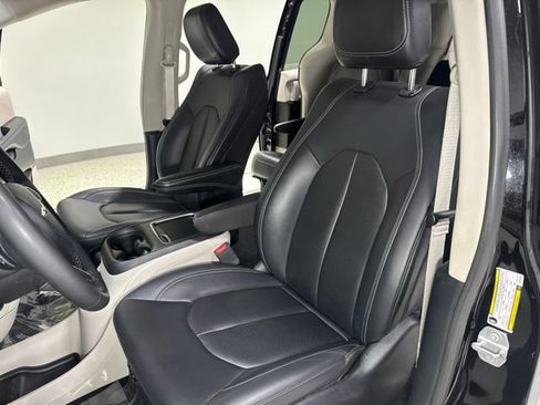 Used 2024 Chrysler Pacifica Touring-L FWD image 15