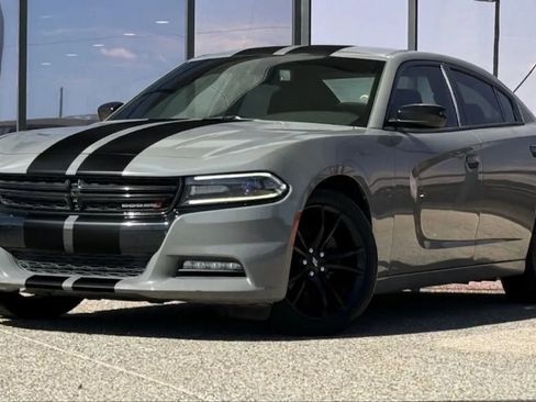 Used 2017 Dodge Charger SXT w/ Blacktop Package RWD image 2