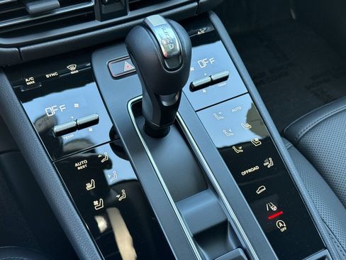 Certified 2026 Porsche Macan AWD/4WD image 25
