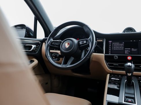 Used 2024 Porsche Macan image 25