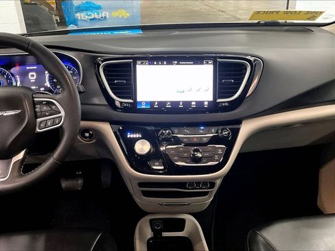 Used 2023 Chrysler Pacifica Touring-L FWD image 19